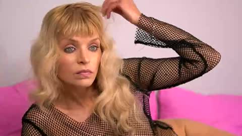 Snapshot of britneyhudson chatting on 11-19-25, 10:04 britneyhudson online show from 11-19-25, 10:04