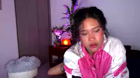 Snapshot of browngirl69 chatting on 10-06-25, 10:51 miss muller online show from 10-06-25, 10:51