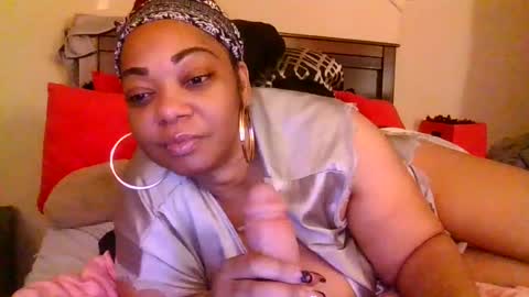 Snapshot of brownroundrenee chatting on 02-17-25, 11:02 brownroundrenee online show from 02-17-25, 11:02
