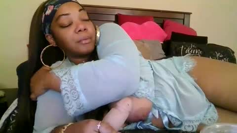 Snapshot of brownroundrenee chatting on 09-14-25, 09:41 brownroundrenee online show from 09-14-25, 09:41