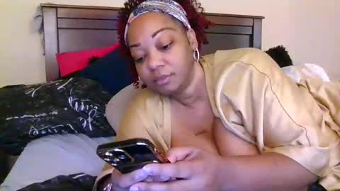 Snapshot of brownroundrenee chatting on 09-27-25, 09:47 brownroundrenee online show from 09-27-25, 09:47