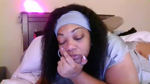 Snapshot of brownroundrenee chatting on 10-24-25, 10:11 brownroundrenee online show from 10-24-25, 10:11