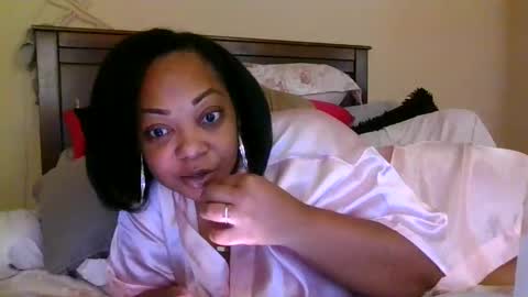 Snapshot of brownroundrenee chatting on 10-27-25, 10:19 brownroundrenee online show from 10-27-25, 10:19