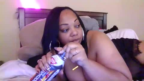 Snapshot of brownroundrenee chatting on 10-28-25, 10:08 brownroundrenee online show from 10-28-25, 10:08