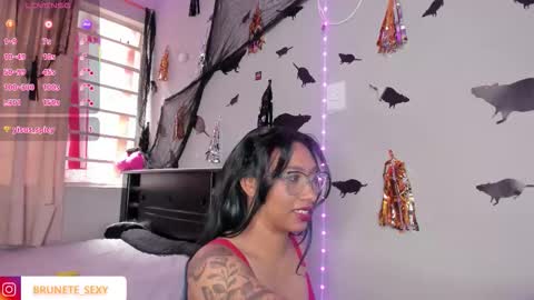 Snapshot of brunettesexyy0 chatting on 10-21-25, 05:24 brunette online show from 10-21-25, 05:24