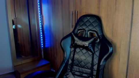 Snapshot of bryan_boy_ chatting on 12-24-24, 06:39 bryan online show from 12-24-24, 06:39