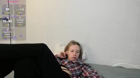 Snapshot of bubblebbb chatting on 10-19-25, 04:02 Sabrina  online show from 10-19-25, 04:02
