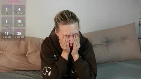 Snapshot of bubblebbb chatting on 11-14-25, 04:11 Sabrina online show from 11-14-25, 04:11