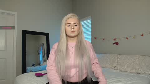 Snapshot of buitifulblonde chatting on 01-19-25, 06:43 buitifulblonde online show from 01-19-25, 06:43