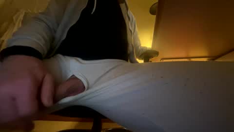 Snapshot of bulkyboners chatting on 01-01-25, 10:03 ejaculation for 250 online show from 01-01-25, 10:03