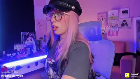 Snapshot of bun_nyx chatting on 09-22-25, 01:18        online show from 09-22-25, 01:18