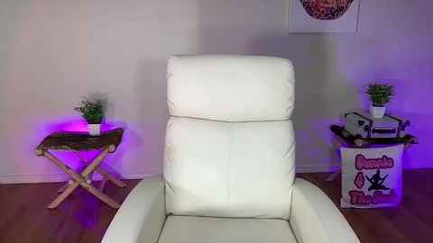 Snapshot of bunnieandthedude chatting on 12-01-25, 04:06 BUNNIE and THE DUDE TheLebowskis online show from 12-01-25, 04:06