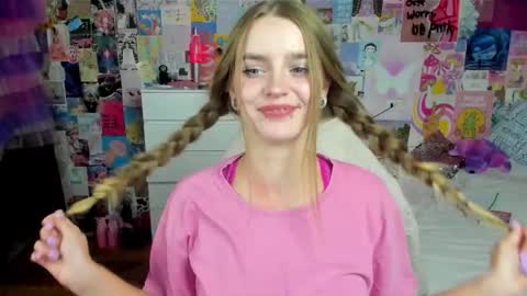 Snapshot of caaandy_girl chatting on 09-18-25, 04:20 Emily  online show from 09-18-25, 04:20