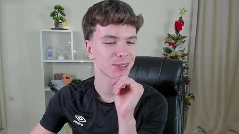 Snapshot of calvin_loves_you chatting on 12-17-24, 07:04 Hey I am Calvin  online show from 12-17-24, 07:04