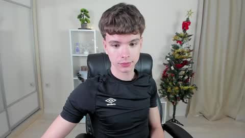 Snapshot of calvin_loves_you chatting on 12-17-24, 10:11 Hey I am Calvin  online show from 12-17-24, 10:11