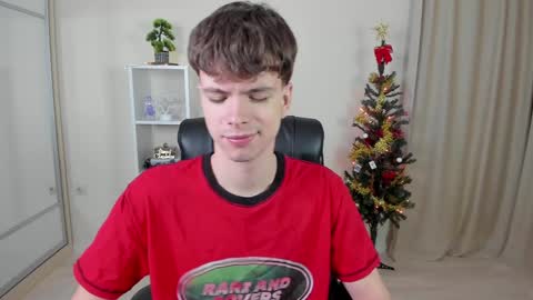 Snapshot of calvin_loves_you chatting on 12-20-24, 07:17 Hey I am Calvin  online show from 12-20-24, 07:17