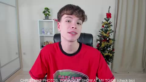 Snapshot of calvin_loves_you chatting on 12-25-24, 07:02 Hey I am Calvin  online show from 12-25-24, 07:02