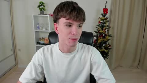 Snapshot of calvin_loves_you chatting on 12-27-24, 07:03 Hey I am Calvin  online show from 12-27-24, 07:03