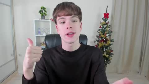 Snapshot of calvin_loves_you chatting on 12-29-24, 07:11 Hey I am Calvin  online show from 12-29-24, 07:11