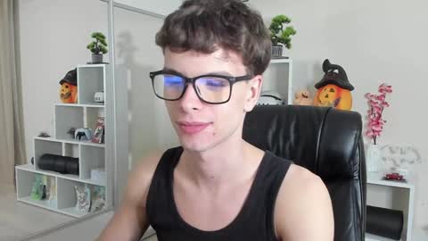 Snapshot of calvin_loves_you chatting on 01-26-25, 07:09 Hey I am Calvin  online show from 01-26-25, 07:09