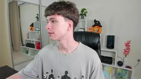 Snapshot of calvin_loves_you chatting on 02-23-25, 07:07 Hey I am Calvin  online show from 02-23-25, 07:07