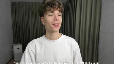 Snapshot of calvin_loves_you chatting on 10-22-25, 02:06 Hey I am Calvin  online show from 10-22-25, 02:06