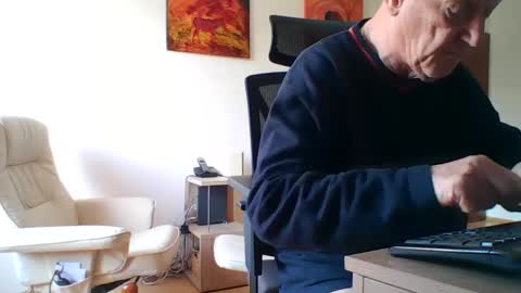 Snapshot of camcologne chatting on 01-10-25, 10:28 camcologne online show from 01-10-25, 10:28