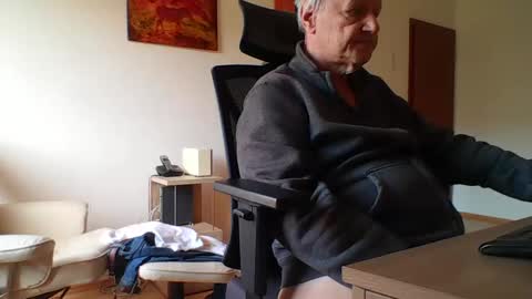 Snapshot of camcologne chatting on 02-18-25, 11:11 camcologne online show from 02-18-25, 11:11