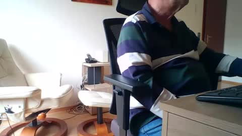 Snapshot of camcologne chatting on 10-14-25, 08:26 camcologne online show from 10-14-25, 08:26