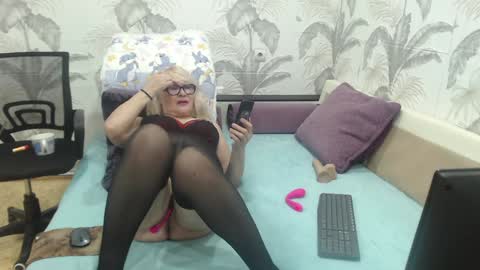 Snapshot of camdiva1 chatting on 12-14-24, 04:01 CamDiva1 online show from 12-14-24, 04:01