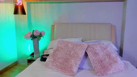 Snapshot of camille_lynn chatting on 09-30-25, 01:43 Camille Lynn online show from 09-30-25, 01:43