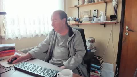 Snapshot of cammee chatting on 01-08-25, 11:32 Cammee online show from 01-08-25, 11:32