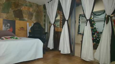 Snapshot of candy_feett chatting on 11-08-25, 10:04 Jolie online show from 11-08-25, 10:04