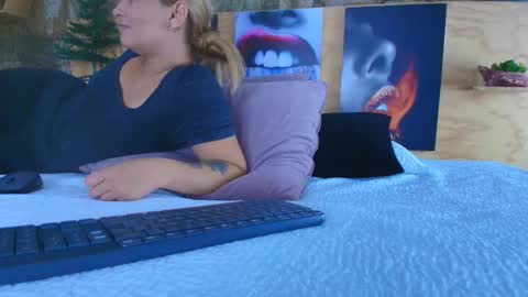 Snapshot of candy_feett chatting on 11-21-25, 08:07 Jolie online show from 11-21-25, 08:07