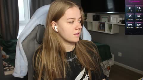 Snapshot of candy_meggie chatting on 12-09-24, 10:32 Megan online show from 12-09-24, 10:32