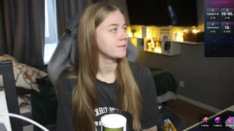 Snapshot of candy_meggie chatting on 12-19-24, 10:13 Megan online show from 12-19-24, 10:13