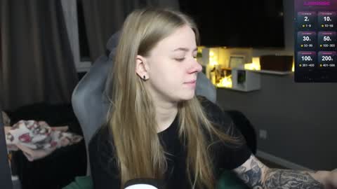 Snapshot of candy_meggie chatting on 01-12-25, 05:01 Megan online show from 01-12-25, 05:01