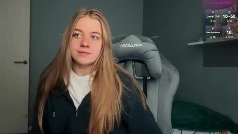 Snapshot of candy_meggie chatting on 09-29-25, 09:03 Megan online show from 09-29-25, 09:03