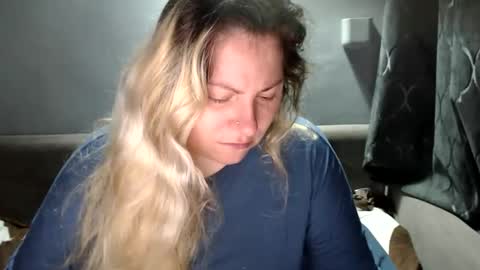 Laura online show from 12-21-25, 04:25