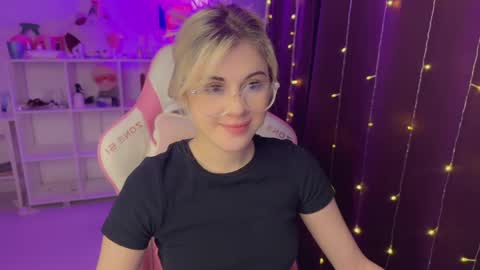 Snapshot of candyhannah chatting on 12-17-25, 07:31 You can call me HH online show from 12-17-25, 07:31