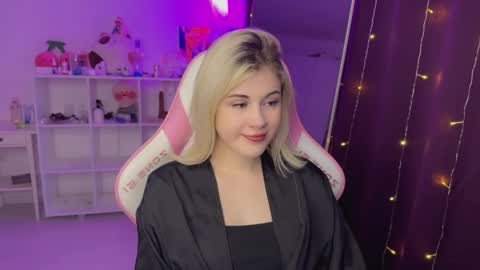 Snapshot of candyhannah chatting on 12-18-25, 11:38 You can call me HH online show from 12-18-25, 11:38