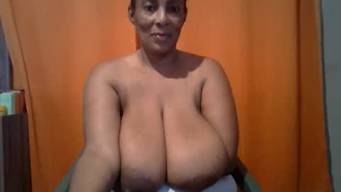 Snapshot of caramelchoc81 chatting on 10-21-25, 01:34 candylious81 online show from 10-21-25, 01:34