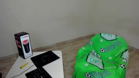 Snapshot of cardrey05 chatting on 09-13-25, 05:40 Carlos and Cristian online show from 09-13-25, 05:40