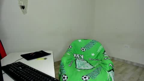 Snapshot of cardrey05 chatting on 12-15-25, 03:00 Carlos and Cristian online show from 12-15-25, 03:00