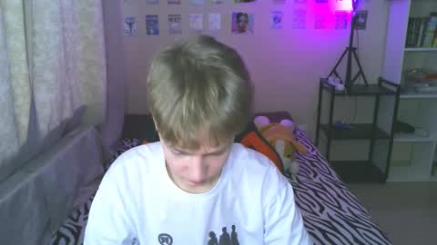 Snapshot of carl_kvirrr chatting on 12-16-24, 11:33 Carl online show from 12-16-24, 11:33