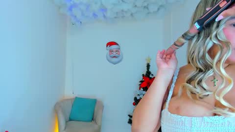 Snapshot of carlota_peach chatting on 12-13-24, 04:16 Andrea online show from 12-13-24, 04:16