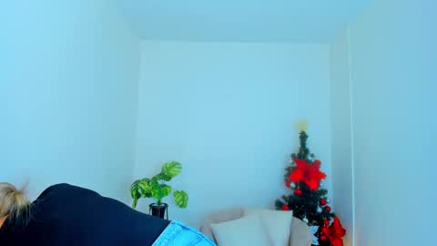 Snapshot of carlota_peach chatting on 12-22-24, 12:05 Andrea online show from 12-22-24, 12:05
