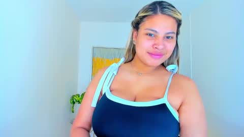 Snapshot of carlota_peach chatting on 12-30-24, 12:20 Andrea online show from 12-30-24, 12:20
