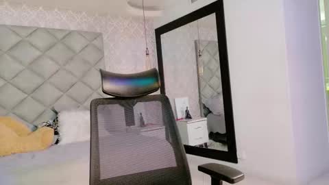 caro_adams1 online show from 02-05-26, 11:04