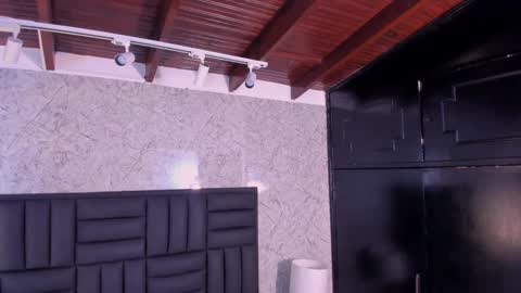 Snapshot of caro_martinezz chatting on 12-12-24, 10:34 online show from 12-12-24, 10:34